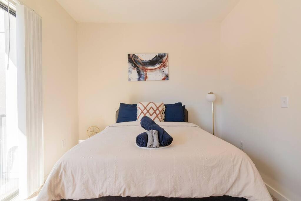 Stylish 2-bedroom In With Free Parking Apartment *